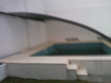 CASTELAR CENTRO: Depto. PB calle con cochera.