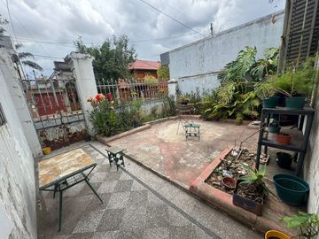 VERSALLES, CASA, 4 AMBIENTES,C/COCHERA, A REFACCIONAR, BUENESTADO/UBICACION, OPORTUNIDAD,