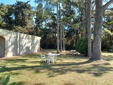 VENTA CASA 5 AMBIENTES CON LOTE DE 1100 M2. CHASCOMÚS