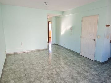 DEPARTAMENTO DE 3 AMBIENTES EN 1º PISO, EXCELENTE ESTADO Y UBICACION. SOBRE AV ARIETA