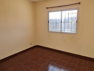 DEPARTAMENTO DE 3 AMBIENTES EN 1º PISO, EXCELENTE ESTADO Y UBICACION. SOBRE AV ARIETA