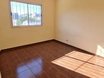DEPARTAMENTO DE 3 AMBIENTES EN 1º PISO, EXCELENTE ESTADO Y UBICACION. SOBRE AV ARIETA