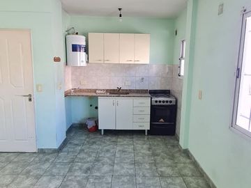 DEPARTAMENTO DE 3 AMBIENTES EN 1º PISO, EXCELENTE ESTADO Y UBICACION. SOBRE AV ARIETA
