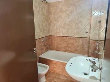 DEPARTAMENTO DE 3 AMBIENTES EN 1º PISO, EXCELENTE ESTADO Y UBICACION. SOBRE AV ARIETA