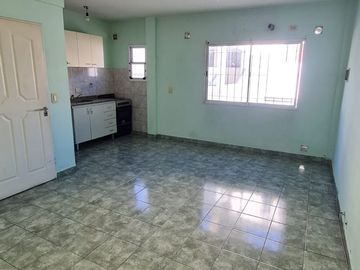 DEPARTAMENTO DE 3 AMBIENTES EN 1º PISO, EXCELENTE ESTADO Y UBICACION. SOBRE AV ARIETA