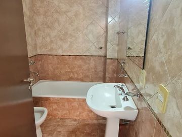 DEPARTAMENTO DE 3 AMBIENTES EN 1º PISO, EXCELENTE ESTADO Y UBICACION. SOBRE AV ARIETA
