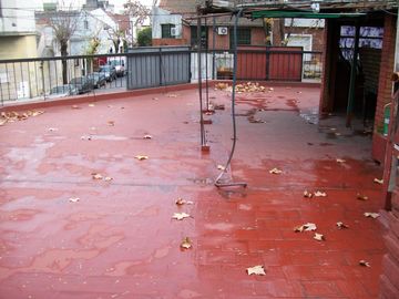 CASA 3 AMB. CON GARAGE - PATIO - TERRAZA - A RECICLAR