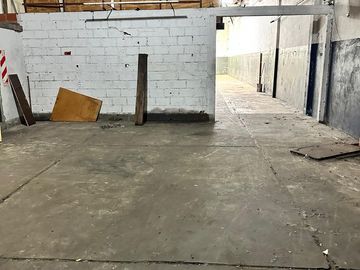 ALQUILER - RAMOS MEJIA - GALPON 580 m2 CON OFICINA - VESTUARIOS