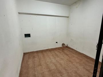 ALQUILER - RAMOS MEJIA - GALPON 580 m2 CON OFICINA - VESTUARIOS