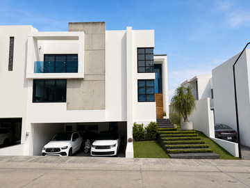 Casa en venta en Puerta del Bosque con recámara en PB