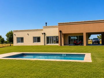 ALQUILER.Casa de 4ambientes con pileta en barrio cerrado