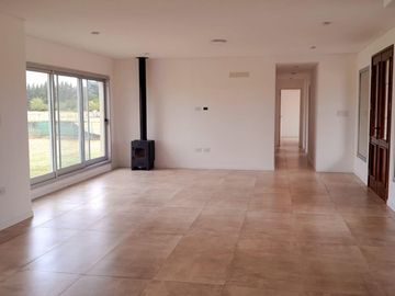 ALQUILER.Casa de 4ambientes con pileta en barrio cerrado