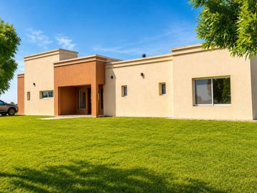 ALQUILER.Casa de 4ambientes con pileta en barrio cerrado