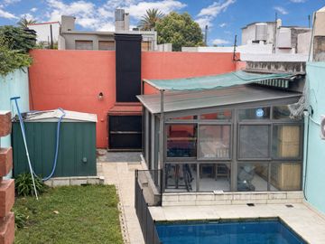 Casa 5 ambientes con garage, pileta y quincho