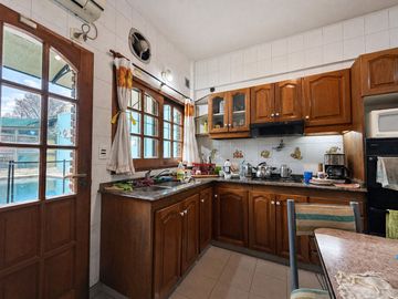 Casa 5 ambientes con garage, pileta y quincho