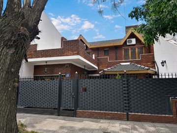 Casa 5 ambientes con garage, pileta y quincho