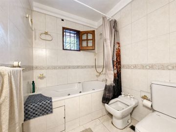 Casa 5 ambientes con garage, pileta y quincho