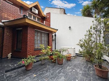 Casa 5 ambientes con garage, pileta y quincho