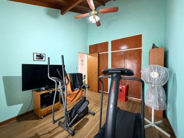 Casa 5 ambientes con garage, pileta y quincho
