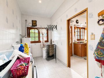 Casa 5 ambientes con garage, pileta y quincho