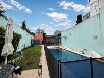 Casa 5 ambientes con garage, pileta y quincho