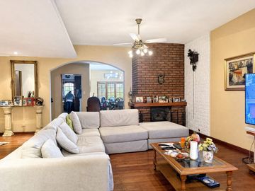 Casa 5 ambientes con garage, pileta y quincho