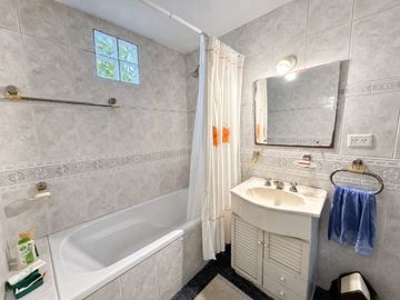 Casa 5 ambientes con garage, pileta y quincho