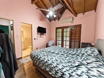 Casa 5 ambientes con garage, pileta y quincho