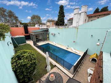 Casa 5 ambientes con garage, pileta y quincho