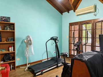 Casa 5 ambientes con garage, pileta y quincho