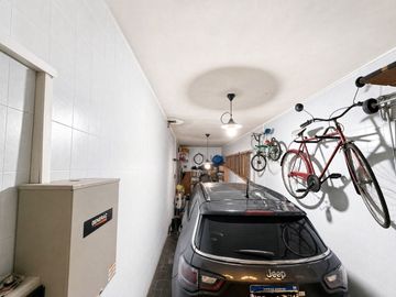 Casa 5 ambientes con garage, pileta y quincho