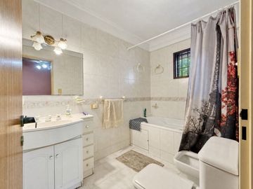 Casa 5 ambientes con garage, pileta y quincho