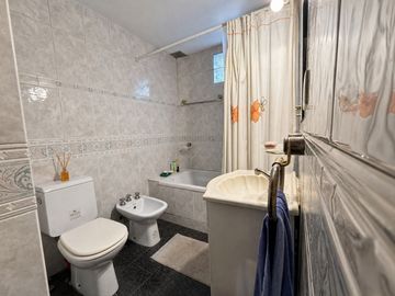 Casa 5 ambientes con garage, pileta y quincho