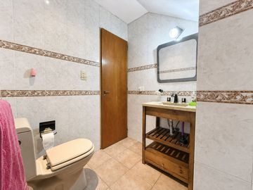 Casa 5 ambientes con garage, pileta y quincho