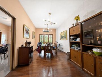Casa 5 ambientes con garage, pileta y quincho