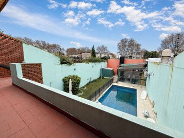 Casa 5 ambientes con garage, pileta y quincho