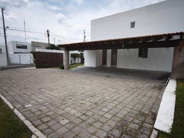 Hermosa Residencia grandes espacios jardines, terrazas, departamento