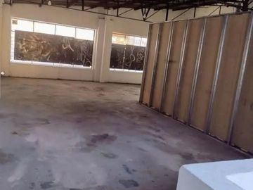 ALQUILER - AMPLIO LOCAL COMERCIAL SOBRE AVENIDA - 2 PLANTAS