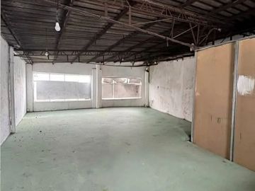 ALQUILER - AMPLIO LOCAL COMERCIAL SOBRE AVENIDA - 2 PLANTAS