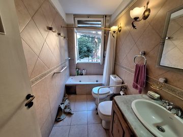 PISO DE 4 AMBIENTES FRENTE AL PARQUE, PRIMER PISO POR ESCALERA, 128 M2 TOTALES