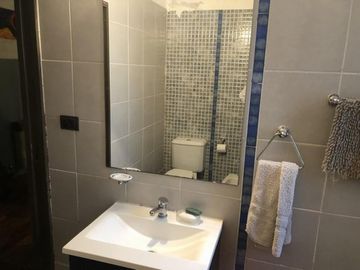 Gran casa de 5 ambientes, con patio y terraza c/parrilla