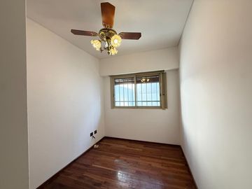 DUPLEX 4 AMBIENTES , ESPACIO GUARDACOCHE Y PATIO ,MEDIA CUADRA DE EMILIO CASTRO