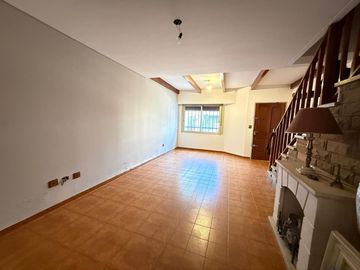 DUPLEX 4 AMBIENTES , ESPACIO GUARDACOCHE Y PATIO ,MEDIA CUADRA DE EMILIO CASTRO