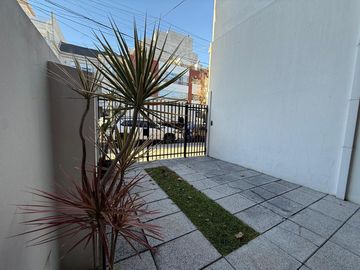 DUPLEX 4 AMBIENTES , ESPACIO GUARDACOCHE Y PATIO ,MEDIA CUADRA DE EMILIO CASTRO