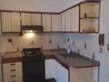 DUPLEX 4 AMBIENTES , ESPACIO GUARDACOCHE Y PATIO ,MEDIA CUADRA DE EMILIO CASTRO