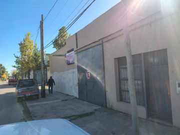 Deposito con oficinas y local en alquiler