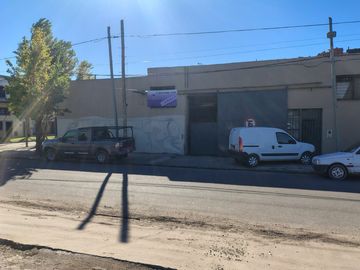 Deposito con oficinas y local en alquiler