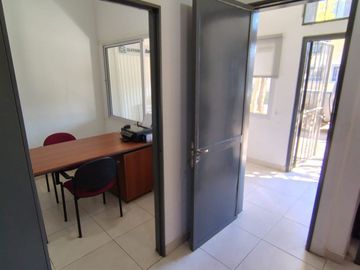 Deposito con oficinas y local en alquiler