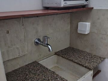 Deposito con oficinas y local en alquiler