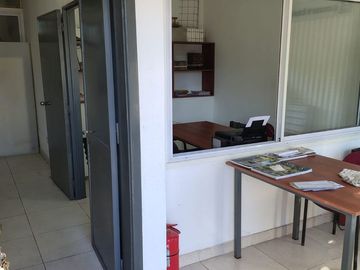 Deposito con oficinas y local en alquiler